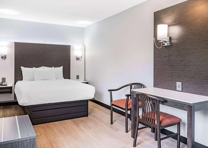 Days Inn & Suites By Wyndham Niagara Falls/Buffalo